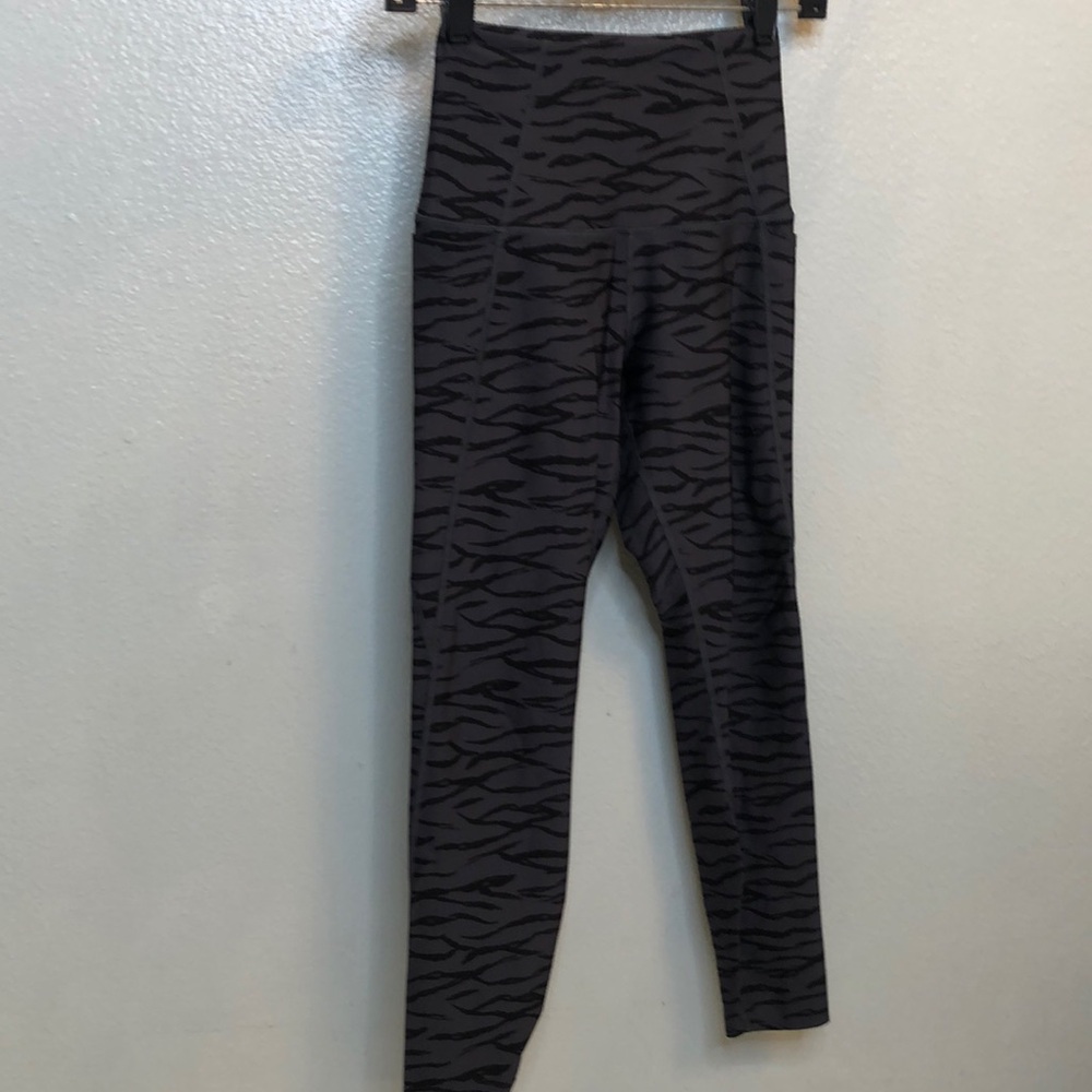 LORNA JANE dark grey Zebra print tights. XS